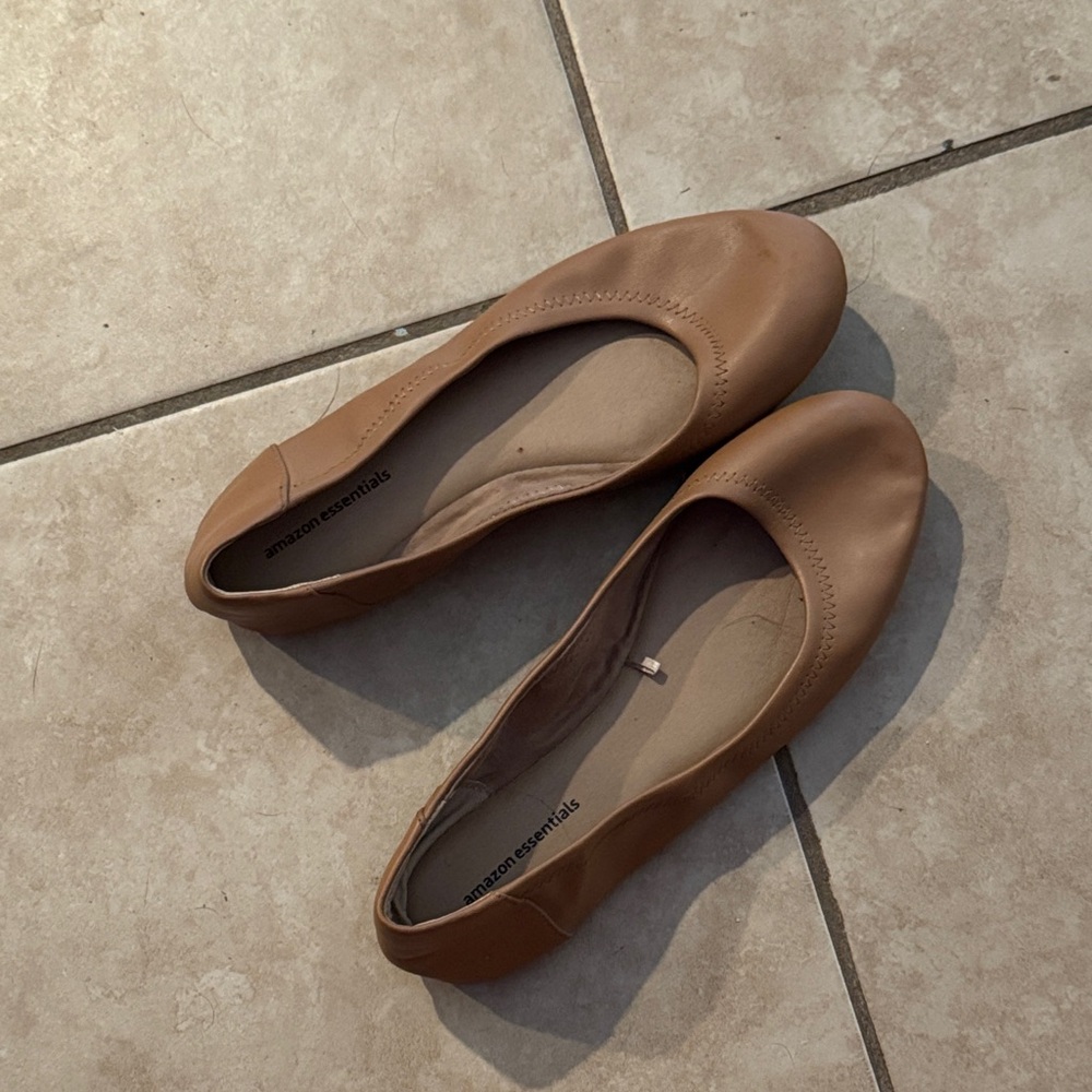 Amazon Essentials Women's Brown Ballet Flats